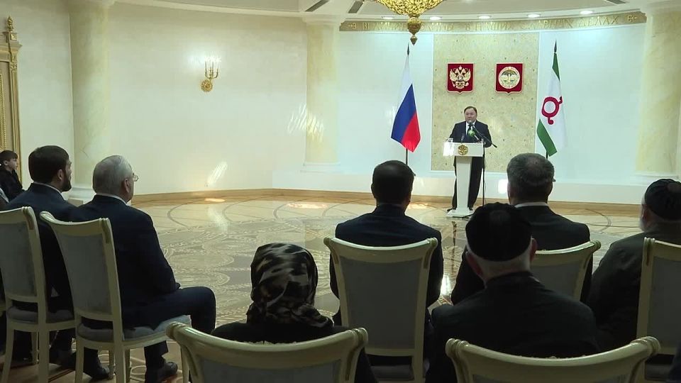 Махмуд-Али Калиматов: Сегодня передал государственные награды родным погибших при выполнении задач в зоне СВО — ордена Мужества, медали «За храбрость», «Суворова» и «Жукова»