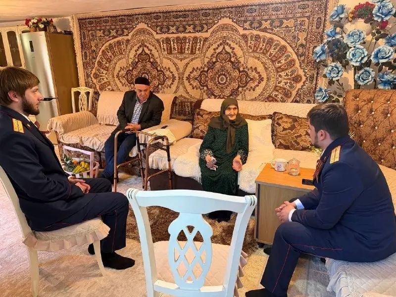 Сотрудники СК навестили 90-летнюю Мадаш Картоеву из села Инарки — мать-героиню