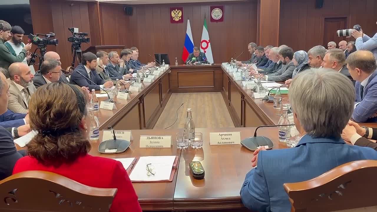 Прямо сейчас Председатель Правительства Ингушетии Владимир Сластенин проводит заседание кабинета министров