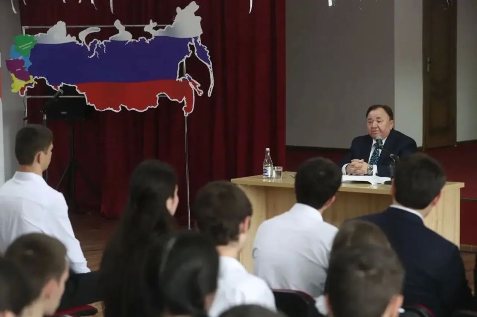 Глава Ингушетии провел «Разговор о важном» со школьниками Сунжи Глава Ингушетии провел «Разговор о важном» со школьниками Сунжи