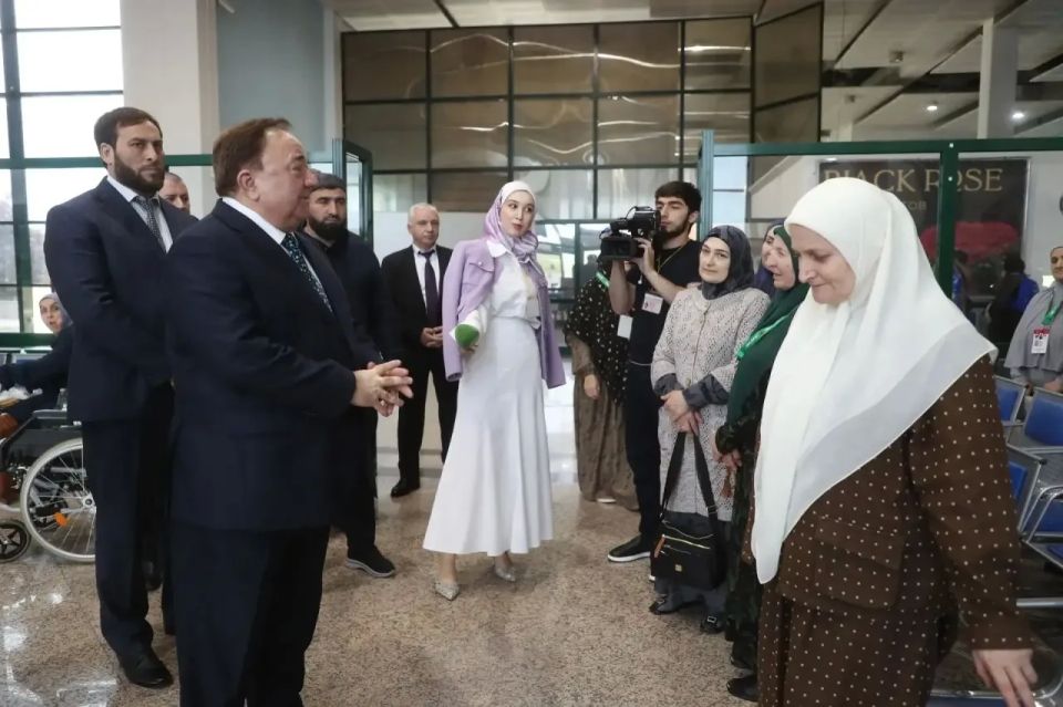 Махмуд-Али Калиматов проводил паломников заключительного рейса в Хадж из аэропорта «Магас» Махмуд-Али Калиматов проводил паломников заключительного рейса в Хадж из аэропорта «Магас»