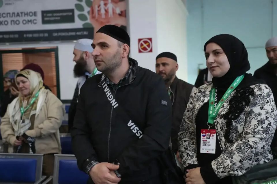Махмуд-Али Калиматов проводил паломников заключительного рейса в Хадж из аэропорта «Магас» Махмуд-Али Калиматов проводил паломников заключительного рейса в Хадж из аэропорта «Магас»