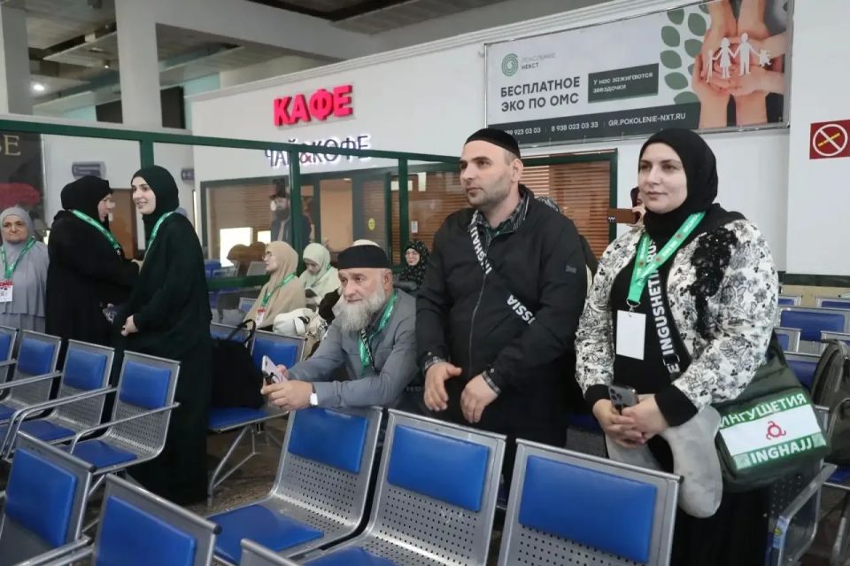 Махмуд-Али Калиматов проводил паломников заключительного рейса в Хадж из аэропорта «Магас» Махмуд-Али Калиматов проводил паломников заключительного рейса в Хадж из аэропорта «Магас»