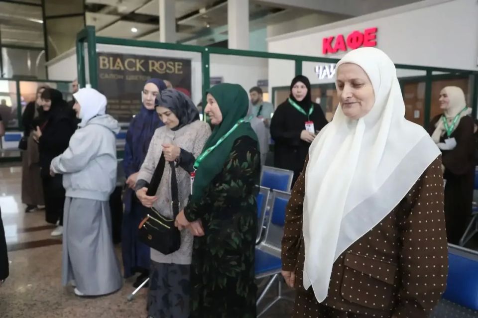 Махмуд-Али Калиматов проводил паломников заключительного рейса в Хадж из аэропорта «Магас» Махмуд-Али Калиматов проводил паломников заключительного рейса в Хадж из аэропорта «Магас»
