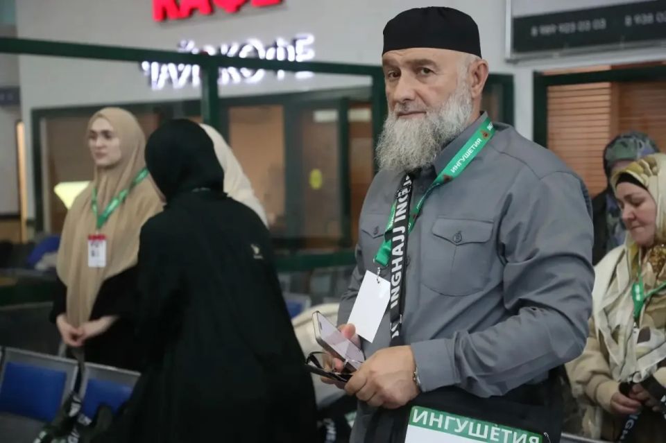 Махмуд-Али Калиматов проводил паломников заключительного рейса в Хадж из аэропорта «Магас» Махмуд-Али Калиматов проводил паломников заключительного рейса в Хадж из аэропорта «Магас»