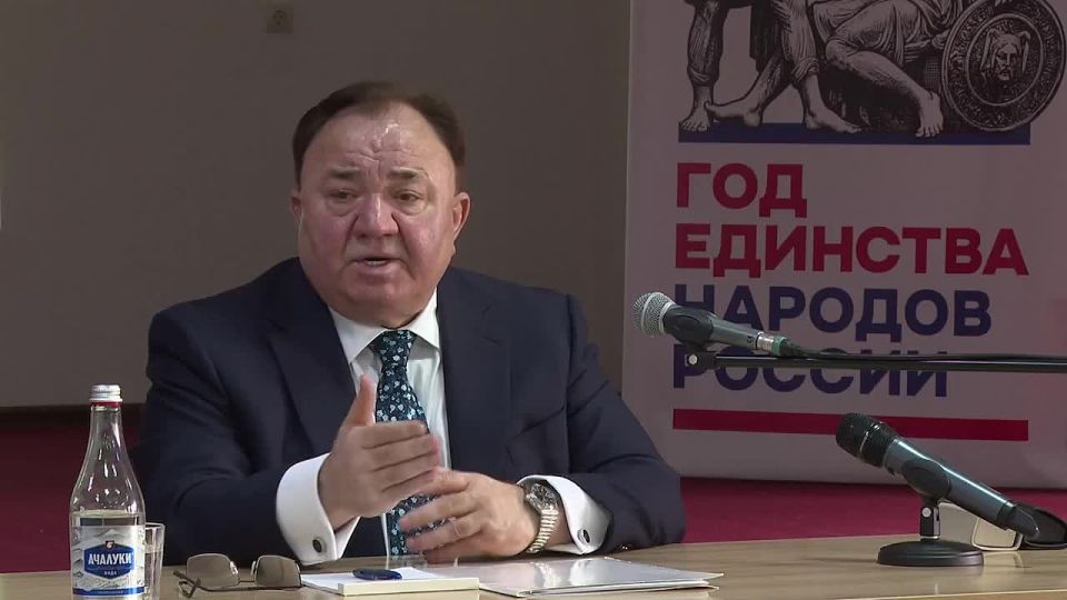 Махмуд-Али Калиматов: Сегодня побывал в своей родной школе №1 города Сунжи, где провел с ребятами «Разговор о важном» на тему ценностей, которые нас объединяют