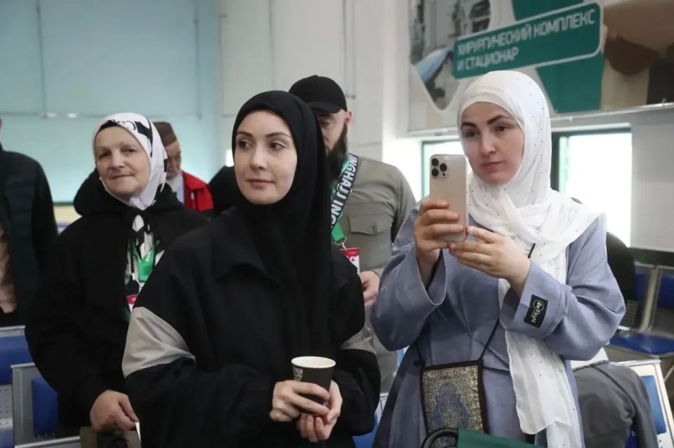 Махмуд-Али Калиматов проводил паломников заключительного рейса в Хадж из аэропорта «Магас» Махмуд-Али Калиматов проводил паломников заключительного рейса в Хадж из аэропорта «Магас»