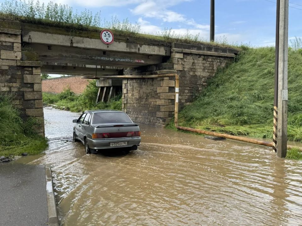 В Карабулаке ликвидируют последствия сегодняшних ливневых дождей В Карабулаке ликвидируют последствия сегодняшних ливневых дождей