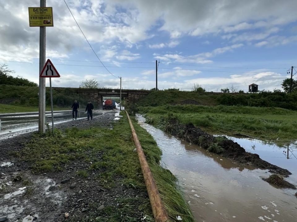 В Карабулаке ликвидируют последствия сегодняшних ливневых дождей В Карабулаке ликвидируют последствия сегодняшних ливневых дождей