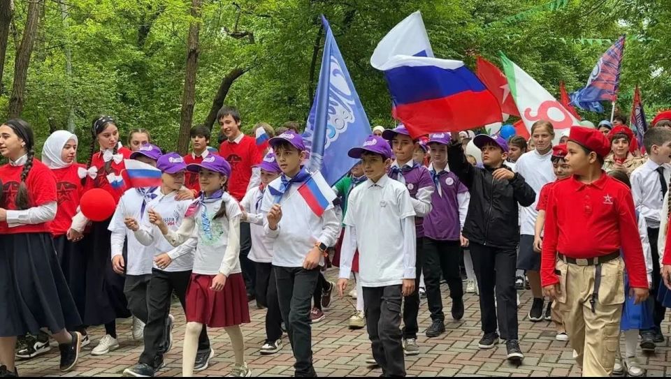 В Малгобеке прошло шествие ко Дню детских общественных объединений