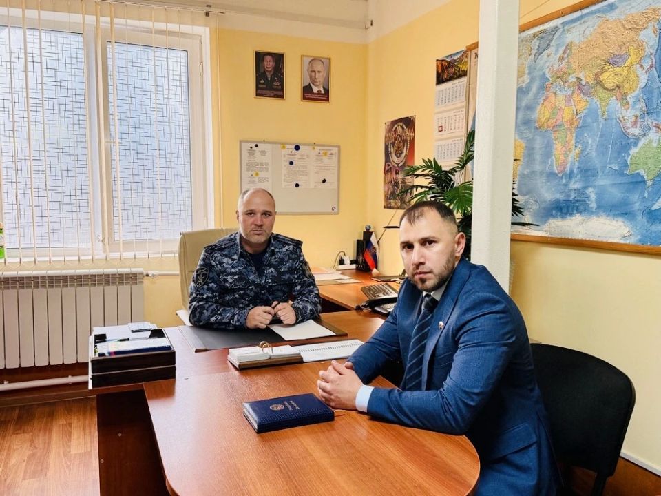 В Назрани состоялась встреча заместителя начальника территориального управления Росгвардии по военно-политической работе полковника Андрея Албеткова с руководителем исполкома регионального отделения Общероссийской...
