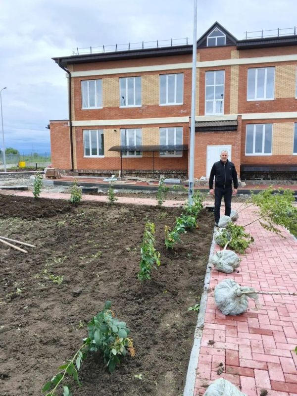 В селе Али-Юрт благоустраивают территорию будущей больницы — участковой на 30 коек и поликлиники на 100 пациентов в смену
