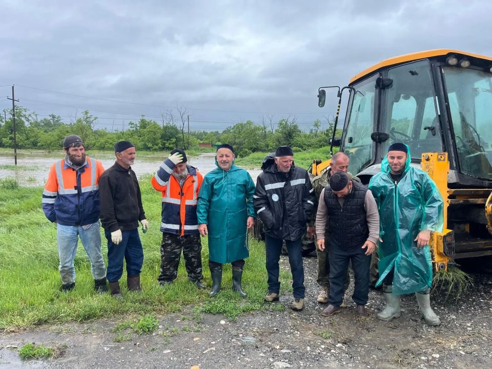 В связи с подъемом уровня реки и подтоплением улиц Шоссейная и близлежащих улиц в с.п.Троицкое с ночи и по настоящее время, бесперебоино, с личным участием министра автомобильных дорог и транспорта РИ Хаматханова Батыра... В связи с подъемом уровня реки и подтоплением улиц Шоссейная и близлежащих улиц в с.п.Троицкое с ночи и по настоящее время, бесперебоино, с личным участием министра автомобильных дорог и транспорта РИ Хаматханова Батыра...