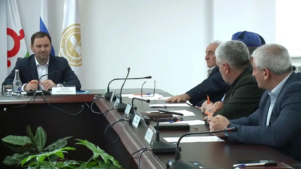 Сенатор РФ Микаил Илезов провел в с. п. Нестеровское рабочее совещание по вопросам строительства, капитального ремонта и благоустройства социальных объектов Сунженского района Сенатор РФ Микаил Илезов провел в с. п. Нестеровское рабочее совещание по вопросам строительства, капитального ремонта и благоустройства социальных объектов Сунженского района