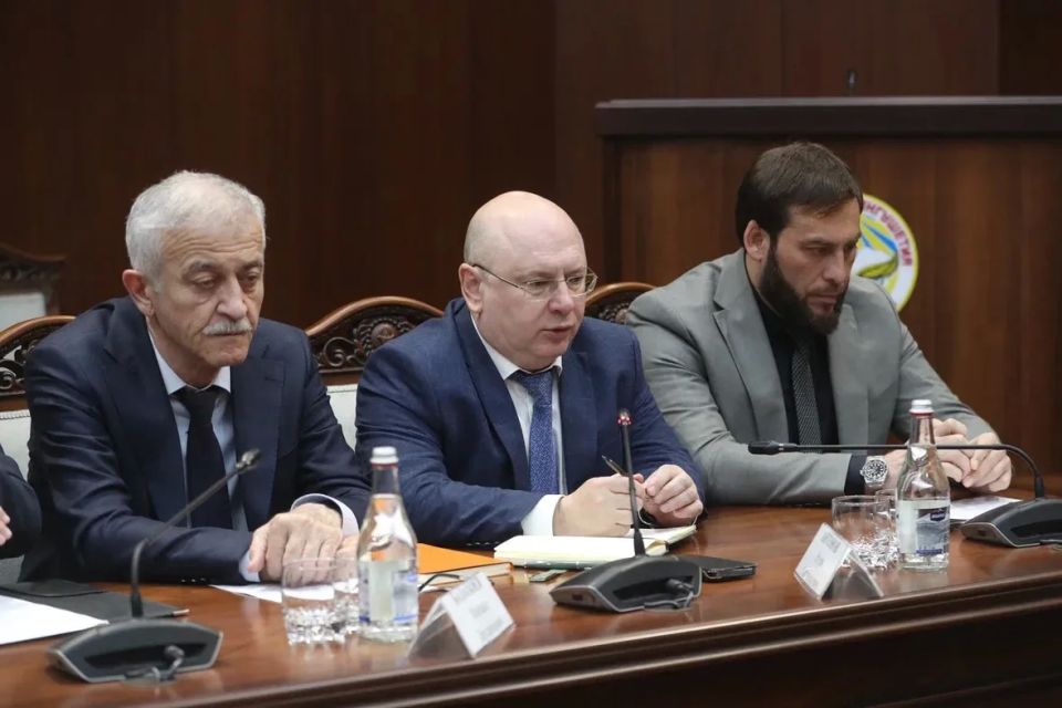 В Правительстве Ингушетии состоялось еженедельное заседание кабинета министров под руководством Председателя Правительства республики Владимира Сластенина В Правительстве Ингушетии состоялось еженедельное заседание кабинета министров под руководством Председателя Правительства республики Владимира Сластенина