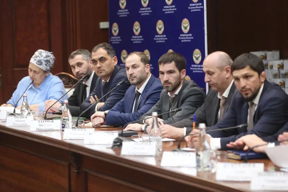 В Правительстве Ингушетии состоялось еженедельное заседание кабинета министров под руководством Председателя Правительства республики Владимира Сластенина В Правительстве Ингушетии состоялось еженедельное заседание кабинета министров под руководством Председателя Правительства республики Владимира Сластенина