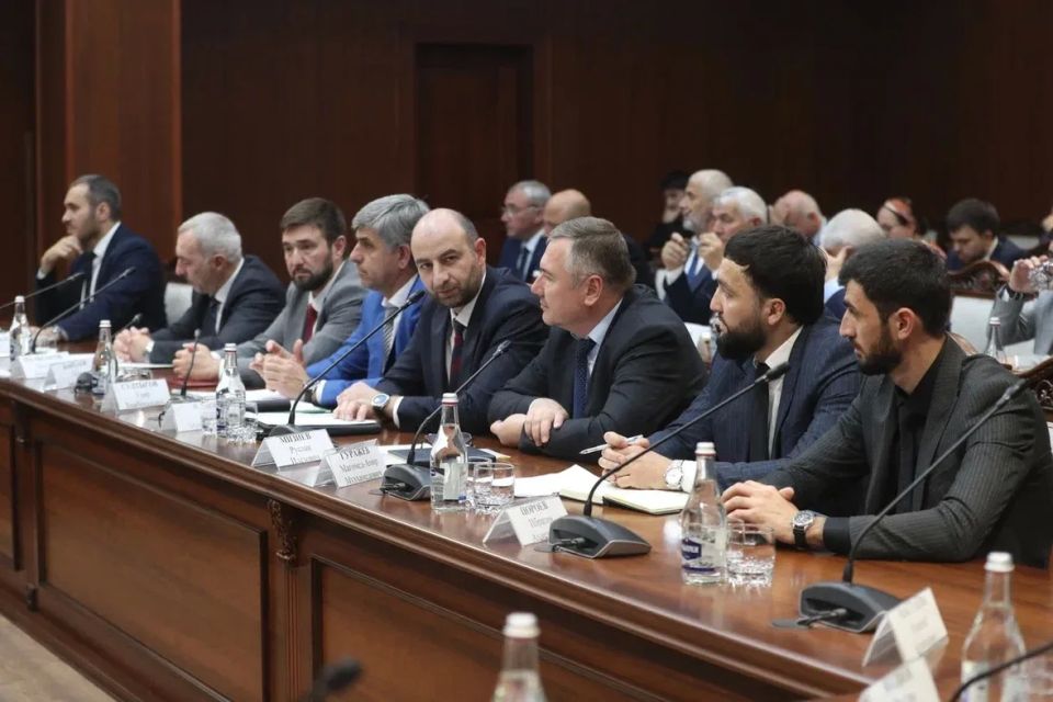 В Правительстве Ингушетии состоялось еженедельное заседание кабинета министров под руководством Председателя Правительства республики Владимира Сластенина В Правительстве Ингушетии состоялось еженедельное заседание кабинета министров под руководством Председателя Правительства республики Владимира Сластенина
