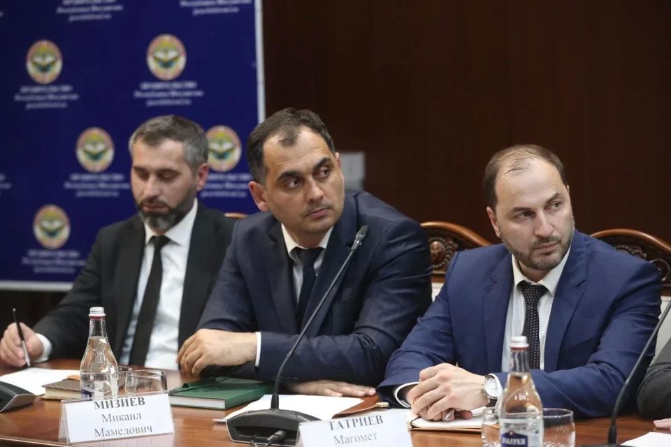 В Правительстве Ингушетии состоялось еженедельное заседание кабинета министров под руководством Председателя Правительства республики Владимира Сластенина В Правительстве Ингушетии состоялось еженедельное заседание кабинета министров под руководством Председателя Правительства республики Владимира Сластенина