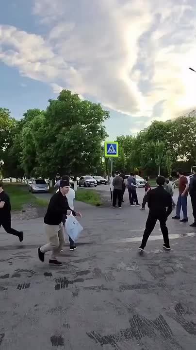 Чудом не сбил детей.. В Ингушетии водитель, скрываясь от полицейских, двигался по пешеходной зоне, где шли молодые люди
