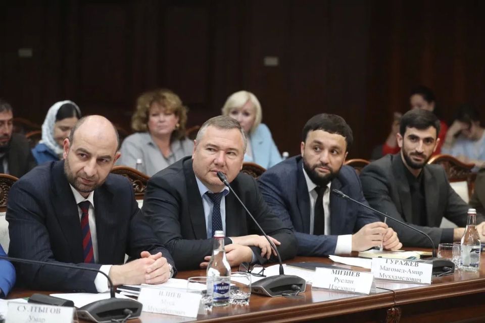 В Правительстве Ингушетии состоялось еженедельное заседание кабинета министров под руководством Председателя Правительства республики Владимира Сластенина В Правительстве Ингушетии состоялось еженедельное заседание кабинета министров под руководством Председателя Правительства республики Владимира Сластенина