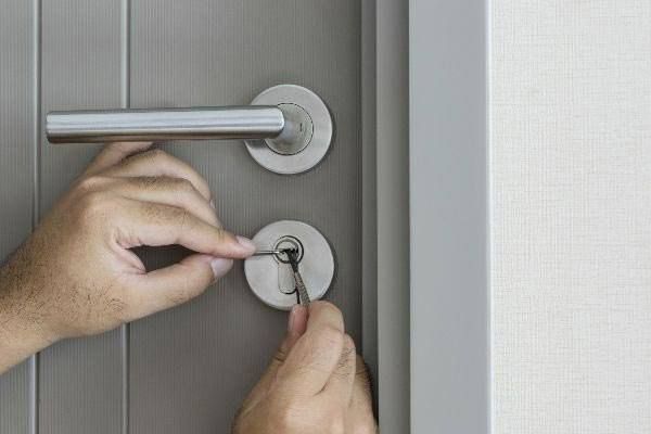 В 09:57 по мск 09.08.2026 года в Центр обработки вызовов «Служба 112» поступило сообщение о том, что по адресу: г. Магас улица Муталиева № 1, заблокировалась дверь квартиры внутри которой находится человек