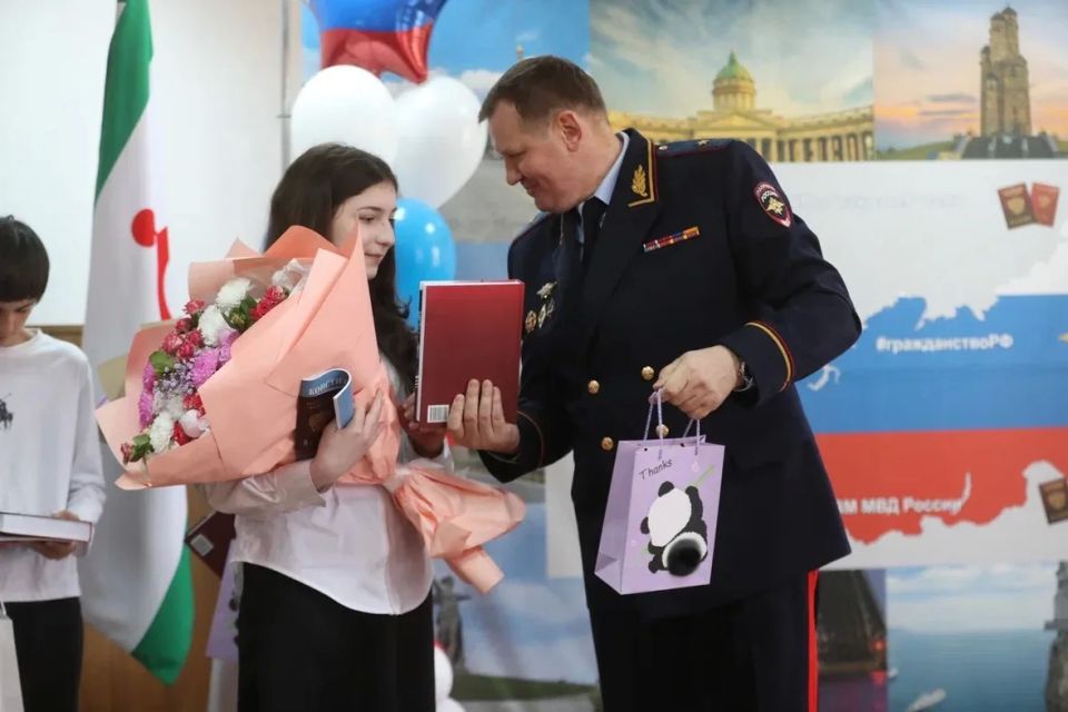Фоторепортаж с церемонии вручения паспортов юным жителям республики Фоторепортаж с церемонии вручения паспортов юным жителям республики