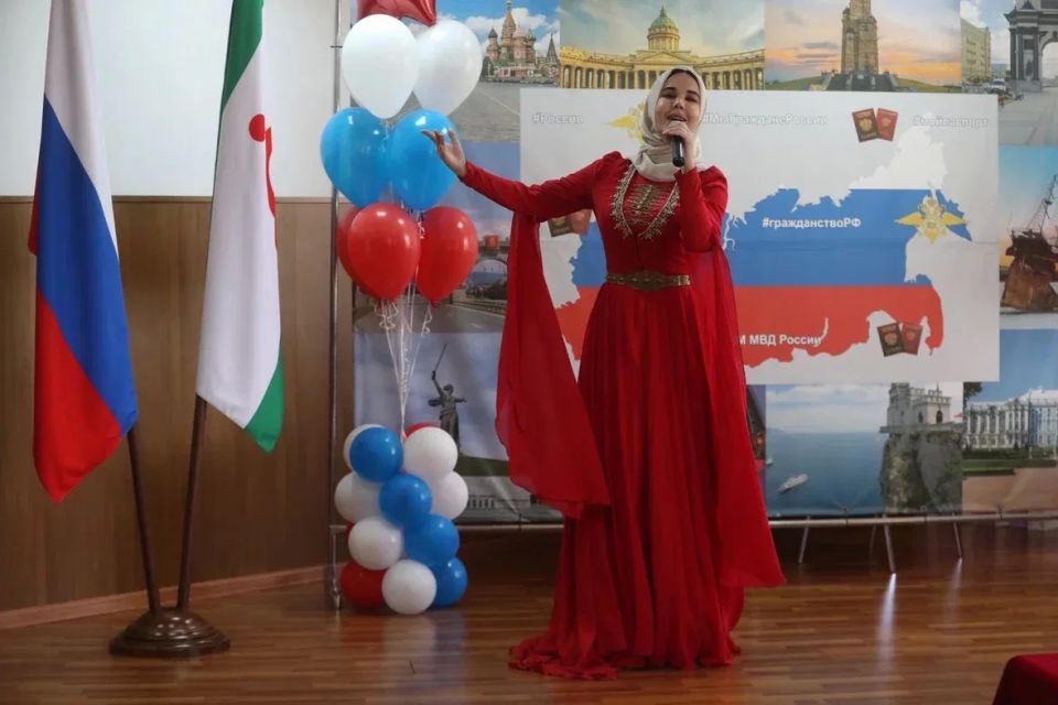 Фоторепортаж с церемонии вручения паспортов юным жителям республики Фоторепортаж с церемонии вручения паспортов юным жителям республики