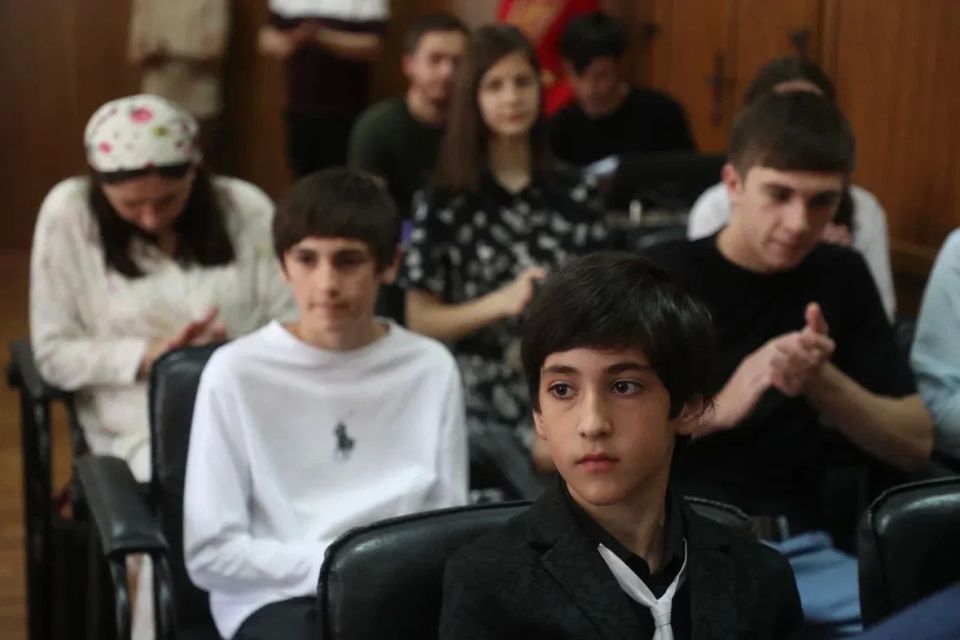Фоторепортаж с церемонии вручения паспортов юным жителям республики Фоторепортаж с церемонии вручения паспортов юным жителям республики