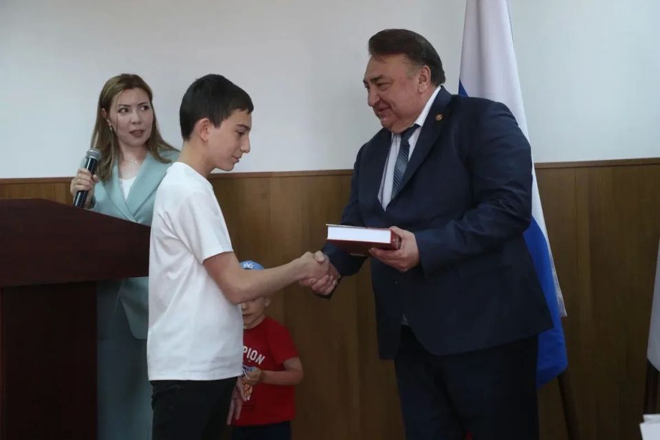 Фоторепортаж с церемонии вручения паспортов юным жителям республики Фоторепортаж с церемонии вручения паспортов юным жителям республики