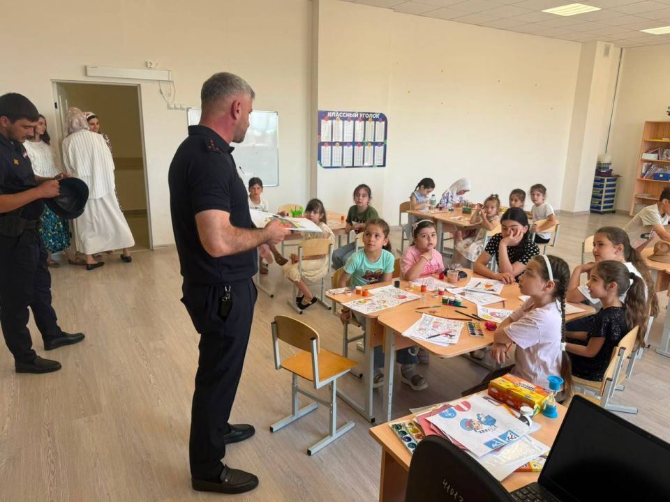 В период летних каникул сотрудники ОГИБДД ОМВД России по г.Карабулак проводят профилактические беседы с детьми в пришкольных лагерях В период летних каникул сотрудники ОГИБДД ОМВД России по г.Карабулак проводят профилактические беседы с детьми в пришкольных лагерях