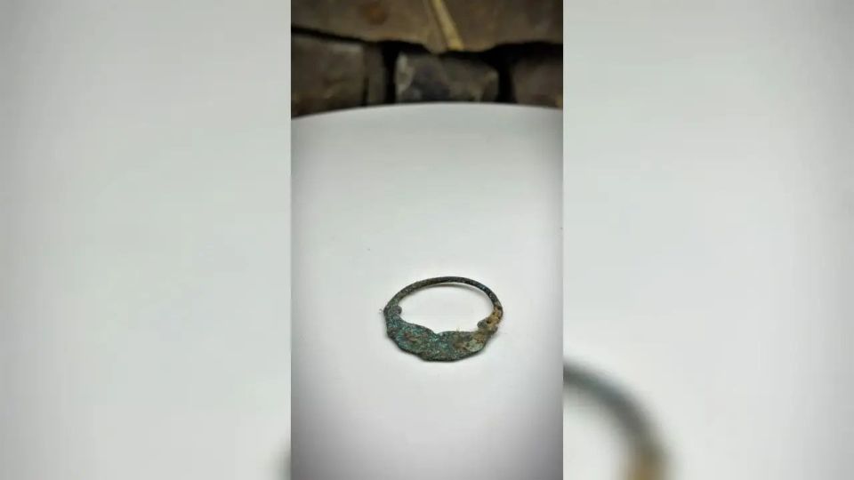 В третьем солнечном склепе башенного комплекса «Гирети» археологи нашли редкую серебряную височную подвеску