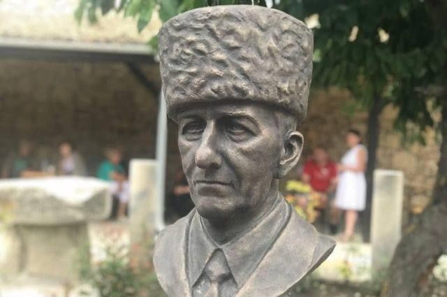 Сегодня исполняется 116 лет со дня рождения классика ингушской литературы Идриса Муртузовича Базоркина Сегодня исполняется 116 лет со дня рождения классика ингушской литературы Идриса Муртузовича Базоркина