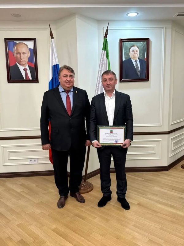 Премьер Ингушетии Владимир Сластенин вручил благодарности от губернатора Запорожской области Евгения Балицкого трём общественникам — Руслану Галаеву, Рустаму Газдиеву и Исраилу Шаухалову