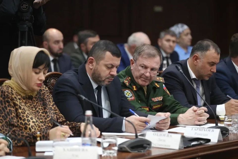На еженедельном совещании в Правительстве Глава региона Махмуд-Али Калиматов поднял вопрос своевременной выплаты заработной платы и отпускных педагогическим работникам На еженедельном совещании в Правительстве Глава региона Махмуд-Али Калиматов поднял вопрос своевременной выплаты заработной платы и отпускных педагогическим работникам
