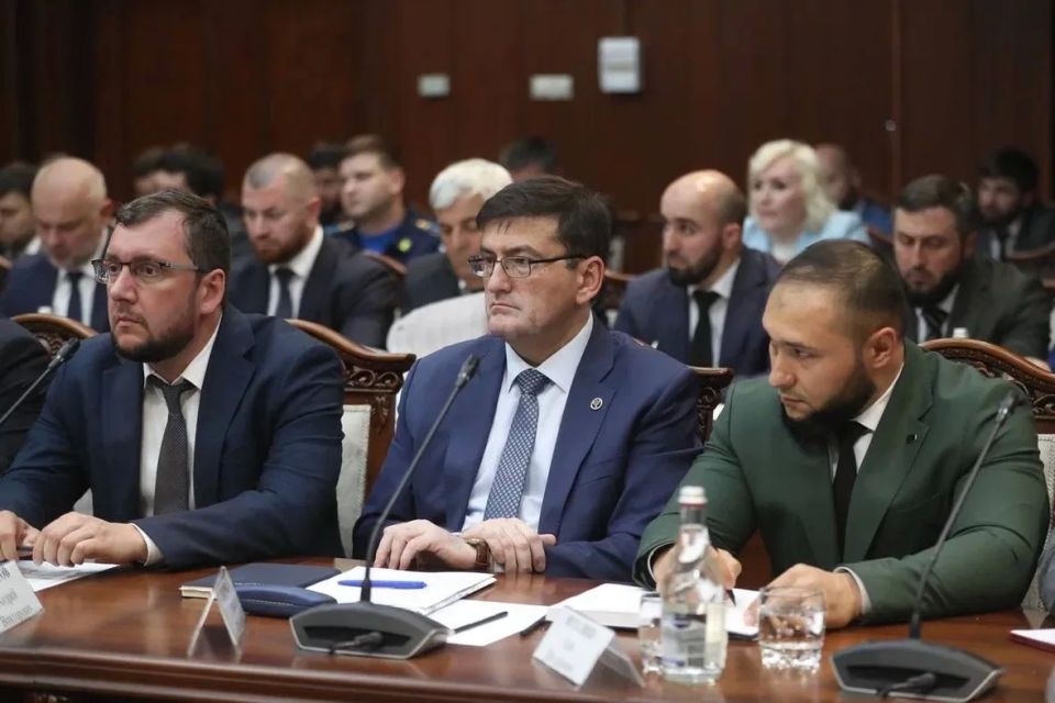 На еженедельном совещании в Правительстве Глава региона Махмуд-Али Калиматов поднял вопрос своевременной выплаты заработной платы и отпускных педагогическим работникам На еженедельном совещании в Правительстве Глава региона Махмуд-Али Калиматов поднял вопрос своевременной выплаты заработной платы и отпускных педагогическим работникам