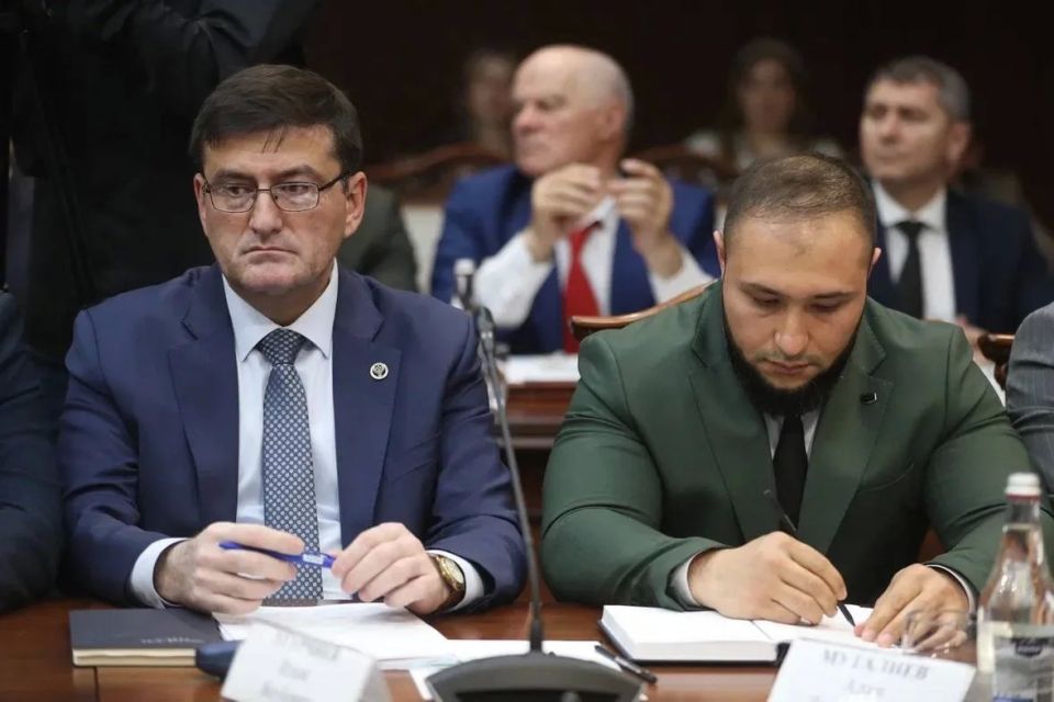 На еженедельном совещании в Правительстве Глава региона Махмуд-Али Калиматов поднял вопрос своевременной выплаты заработной платы и отпускных педагогическим работникам На еженедельном совещании в Правительстве Глава региона Махмуд-Али Калиматов поднял вопрос своевременной выплаты заработной платы и отпускных педагогическим работникам