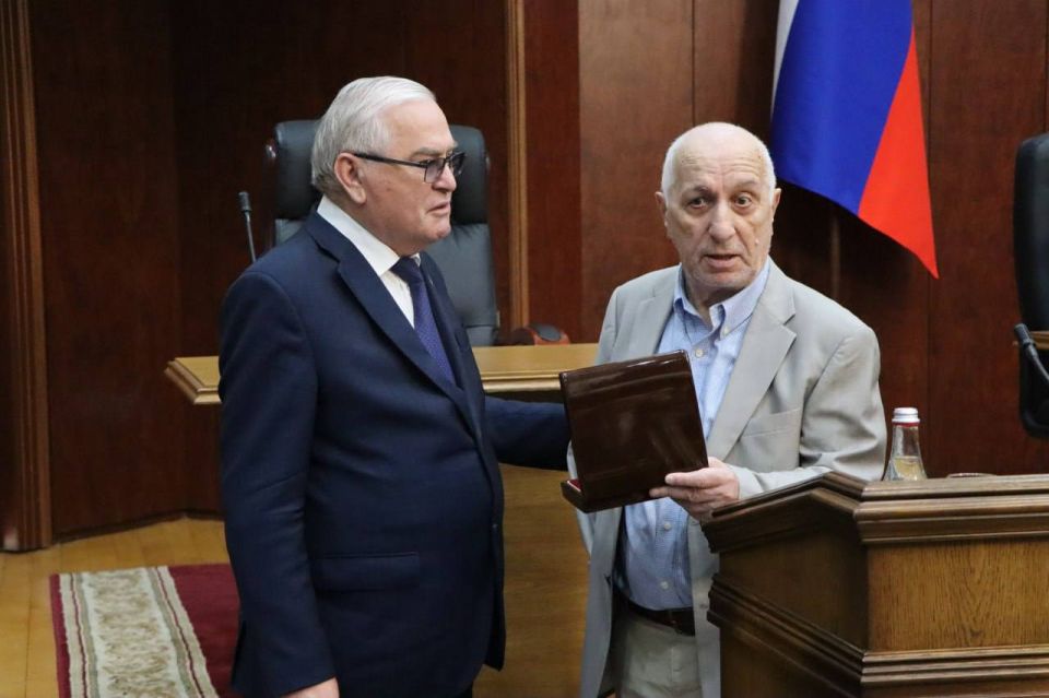 Сегодня в ходе заседания Народного Собрания РИ состоялось торжественное награждение Орденом «Наха сийдер» государственного деятеля ингушского народа, имя которого неразрывно связано с восстановлением ингушской... Сегодня в ходе заседания Народного Собрания РИ состоялось торжественное награждение Орденом «Наха сийдер» государственного деятеля ингушского народа, имя которого неразрывно связано с восстановлением ингушской...