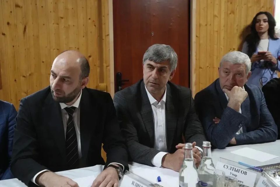 Глава Ингушетии Махмуд-Али Калиматов провёл выездное совещание на площадке строительства водозаборного комплекса на реке Асса в сельском поселении Алкун Глава Ингушетии Махмуд-Али Калиматов провёл выездное совещание на площадке строительства водозаборного комплекса на реке Асса в сельском поселении Алкун
