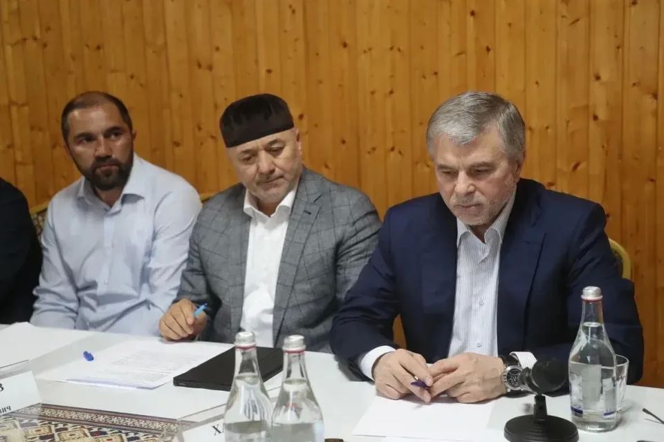 Глава Ингушетии Махмуд-Али Калиматов провёл выездное совещание на площадке строительства водозаборного комплекса на реке Асса в сельском поселении Алкун Глава Ингушетии Махмуд-Али Калиматов провёл выездное совещание на площадке строительства водозаборного комплекса на реке Асса в сельском поселении Алкун