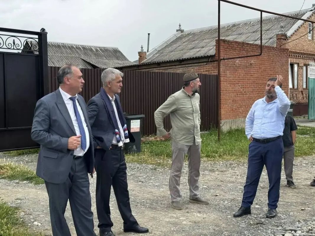 В Карабулаке единороссы проверили ход благоустройства улиц Дьякова и Гулиева