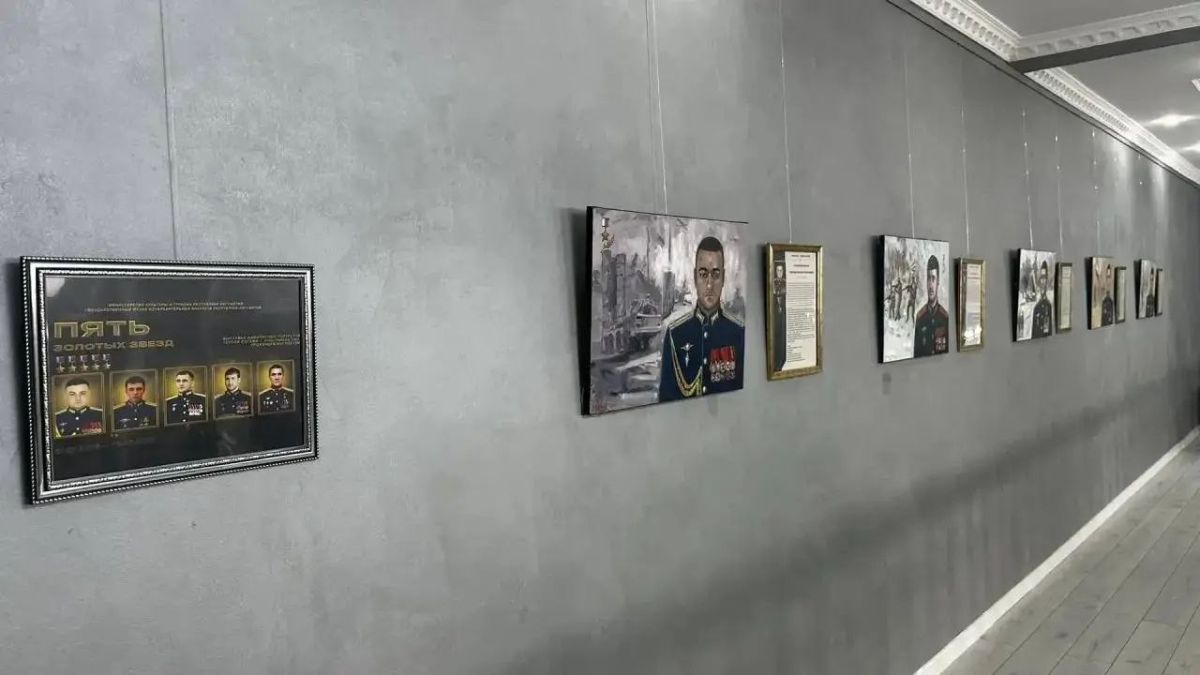В музее ИЗО Ингушетии открылась выставка «Пять золотых звёзд» — о пяти Героях России из республики, удостоенных звания за мужество в ходе СВО