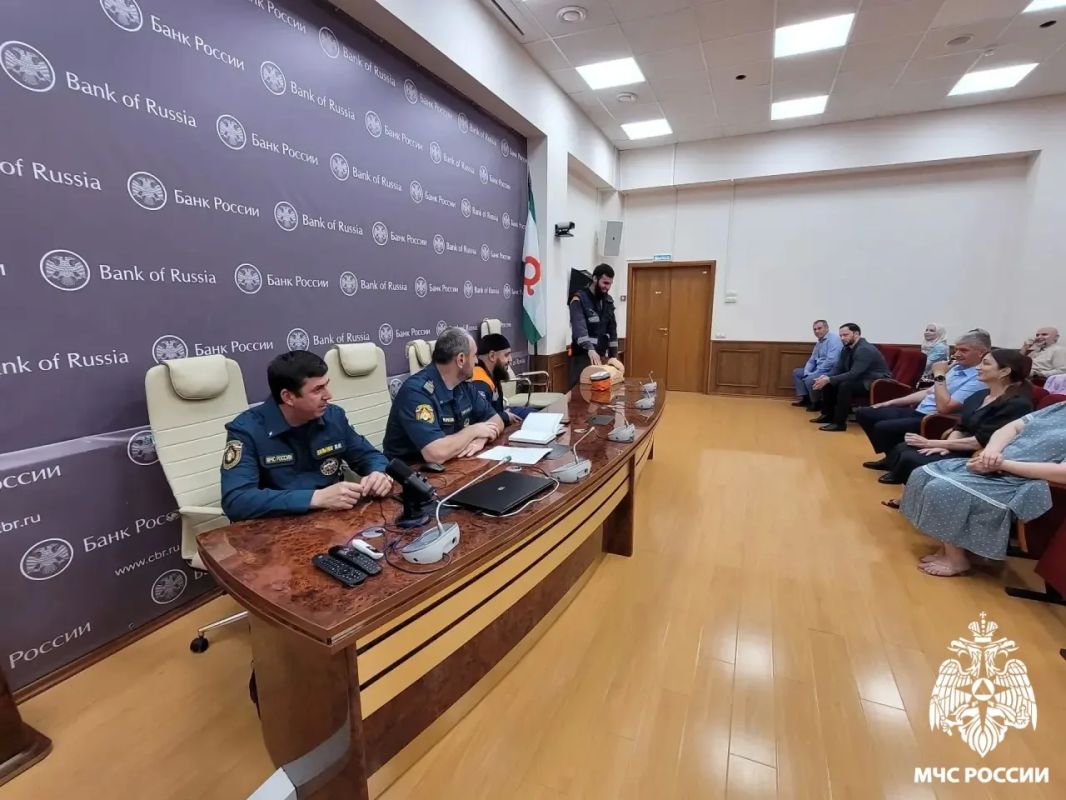 Безопасность на воде: сотрудники МЧС России провели ликбез для работников Центробанка