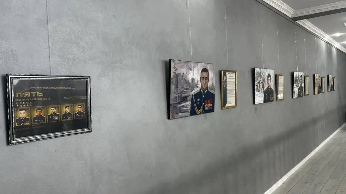 В Государственном музее изобразительных искусств открылась выставка «Пять золотых звёзд», посвященная Героям России – уроженцам республики, удостоенным высшей государственной награды В Государственном музее изобразительных искусств открылась выставка «Пять золотых звёзд», посвященная Героям России – уроженцам республики, удостоенным высшей государственной награды