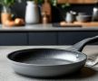 Как очистить керамическую сковородку от жира и нагара: полезные советы