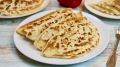 Сметанные лепешки с разнообразными начинками: три вкусных рецепта