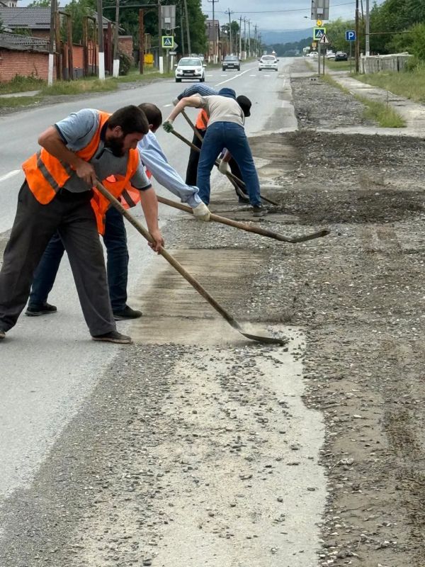 Дорожники проводят работы в рамках содержания улично-дорожной сети республики Дорожники проводят работы в рамках содержания улично-дорожной сети республики