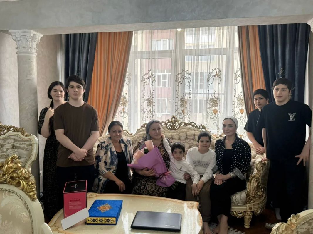 В День семьи, любви и верности городские власти, по инициативе мэра Мусы Темурзиева, посетили многодетные семьи В День семьи, любви и верности городские власти, по инициативе мэра Мусы Темурзиева, посетили многодетные семьи