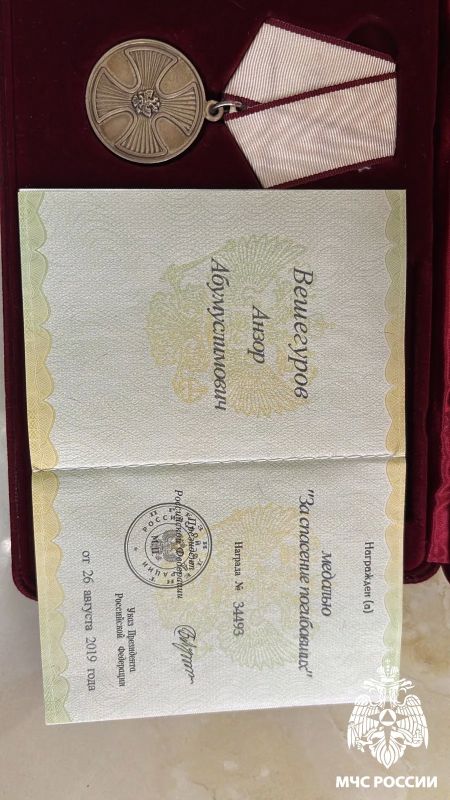#ЛицаМЧС. Интервью с пожарным Анзором Вашегуровым: «Спасать чужие жизни — это то, ради чего я здесь» — Анзор, расскажите, как вы пришли в профессию? Почему выбрали именно этот путь? — Я работаю в пожарной охране с 2013 года #ЛицаМЧС. Интервью с пожарным Анзором Вашегуровым: «Спасать чужие жизни — это то, ради чего я здесь» — Анзор, расскажите, как вы пришли в профессию? Почему выбрали именно этот путь? — Я работаю в пожарной охране с 2013 года