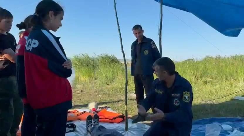Спасатели ПСО «Тарко» провели урок безопасности на воде для юных победителей «Школы безопасности» Спасатели ПСО «Тарко» провели урок безопасности на воде для юных победителей «Школы безопасности»