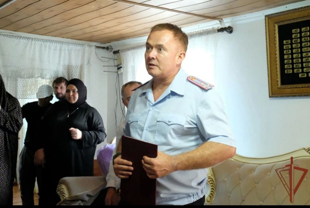 Орден Мужества погибшего росгвардейца передали его родным в Дагестане Орден Мужества погибшего росгвардейца передали его родным в Дагестане